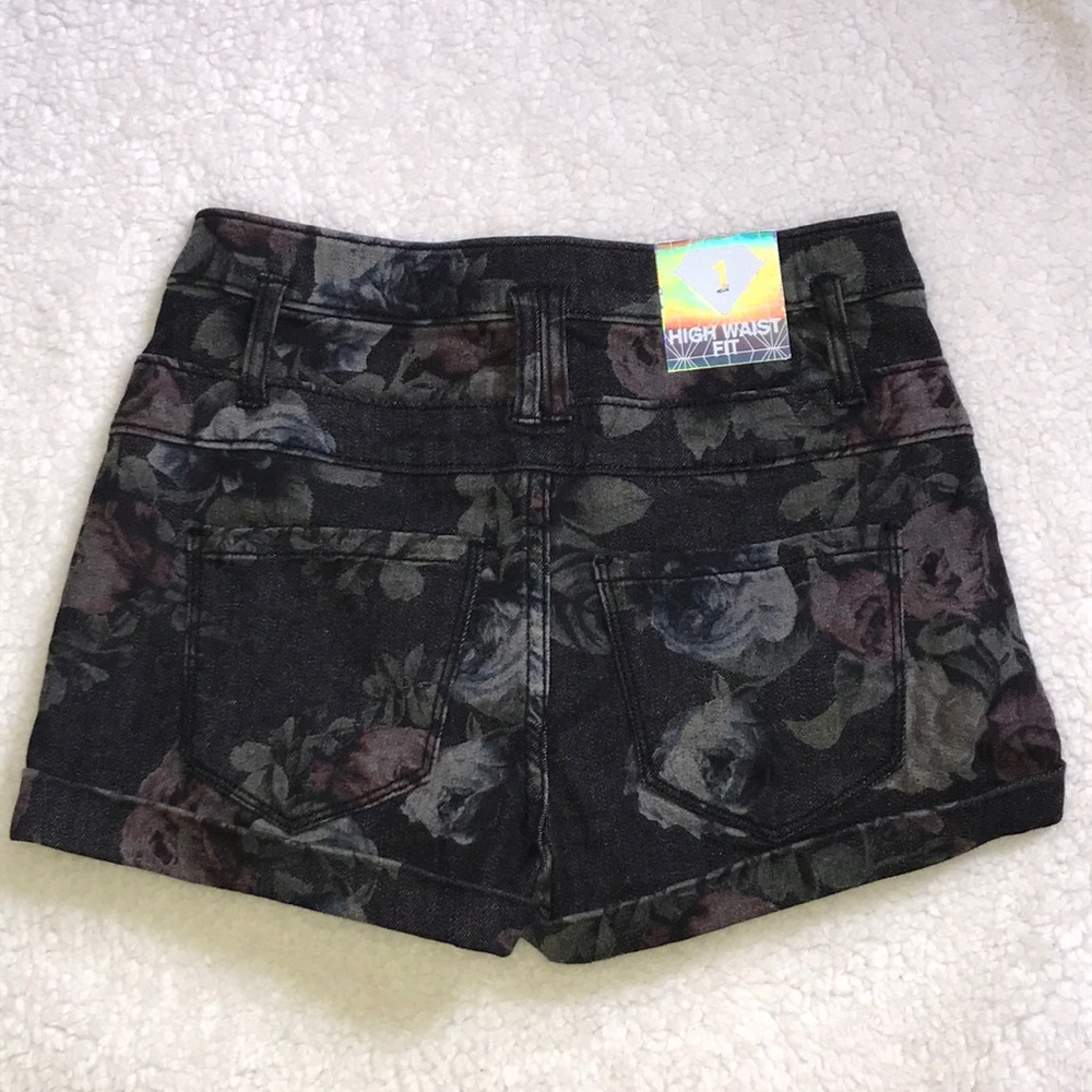❗️SOLD❗️Tinsletown Denim Couture shorts - Picture 3 of 8